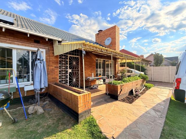 3 Bedroom House For Sale in Robertsham
