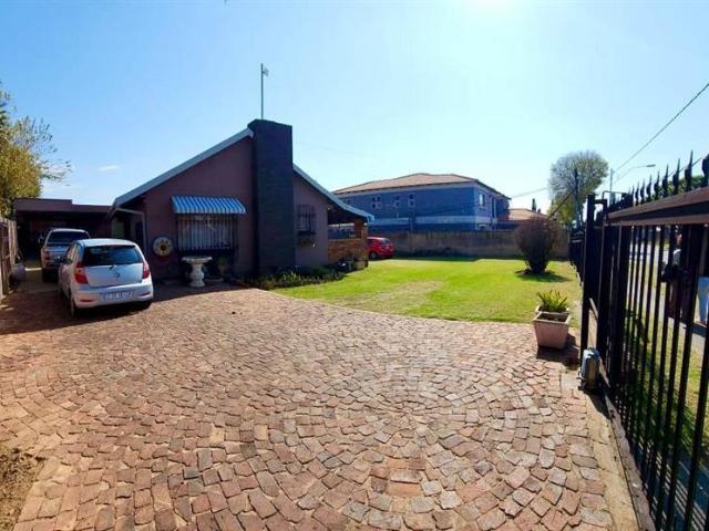 3 Bedroom House For Sale in Robertsham