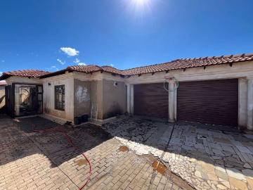 3 Bedroom House For Sale in Roodekop
