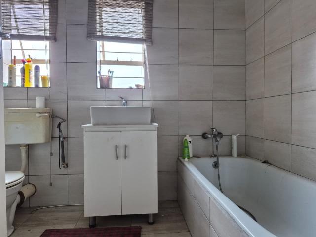 3 Bedroom House For Sale in Roodepoort