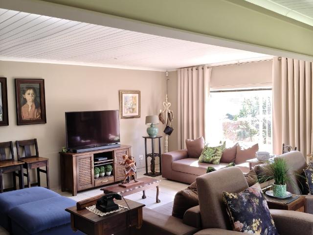 3 Bedroom House For Sale in Rooihuiskraal