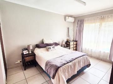 House for sale in Rooihuiskraal - Parking