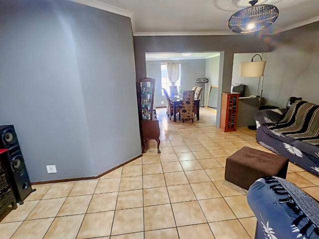 3 Bedroom House For Sale in Rooihuiskraal North