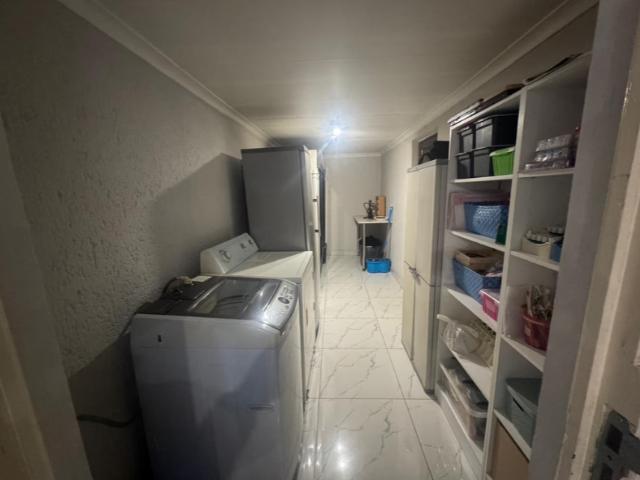 3 Bedroom House For Sale in Ravenswood