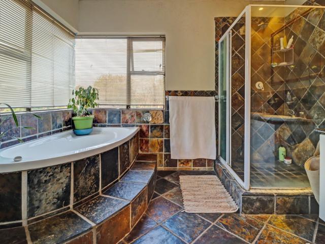 3 Bedroom House For Sale in Woodhill Golf Estate