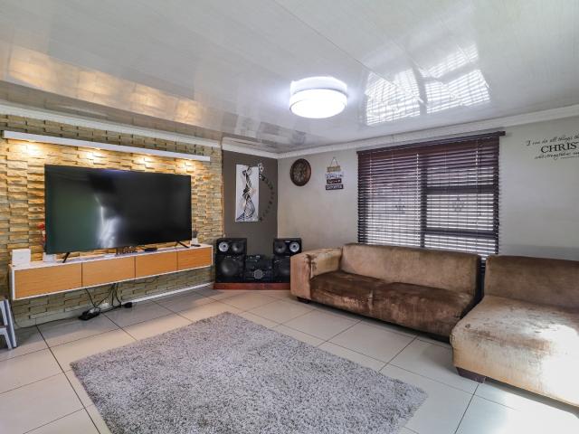 3 Bedroom House For Sale in Westbury