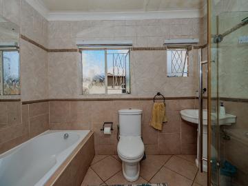 House for sale in Witpoortjie - Parking