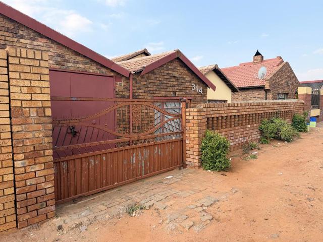 3 Bedroom House For Sale in Tembisa Central