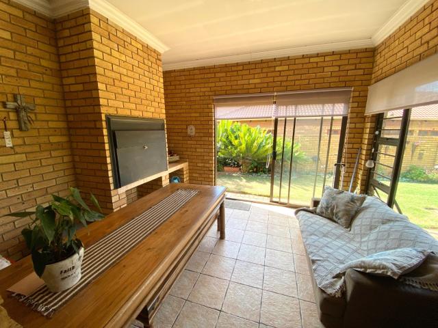 3 Bedroom House For Sale in Thatchfield Glen