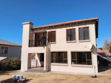 3 Bedroom House For Sale in Thatchfield Estate