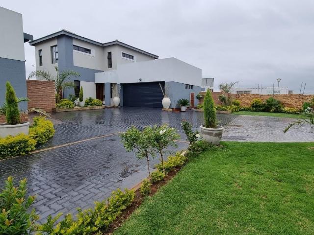 3 Bedroom House For Sale in Thatchfield Estate