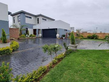 3 Bedroom House For Sale in Thatchfield Estate