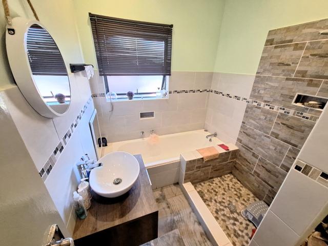3 Bedroom House For Sale in Trafalgar
