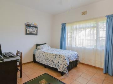 3 Bedroom House For Sale in Trafalgar