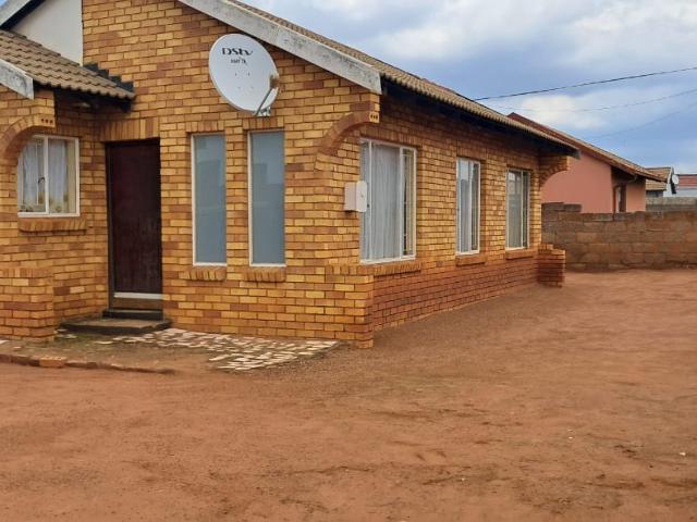 3 Bedroom House For Sale in Vosloorus Ext 2