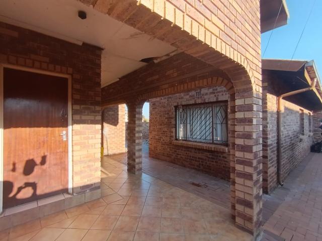 3 Bedroom House For Sale in Vosloorus