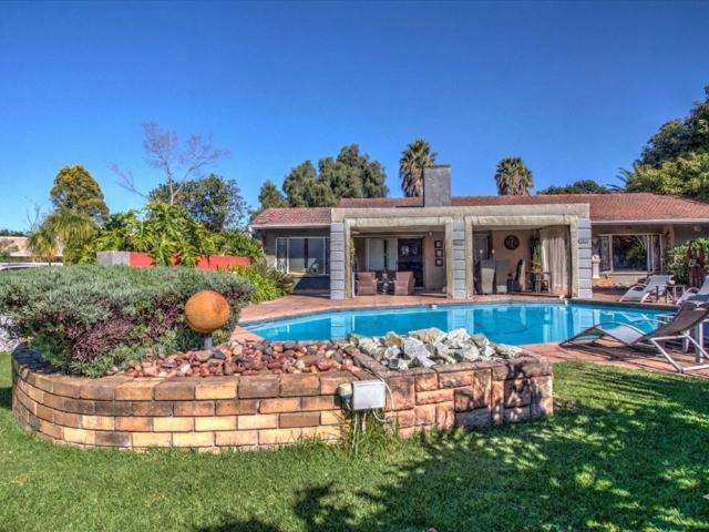 3 Bedroom House For Sale in Van Riebeeck Park