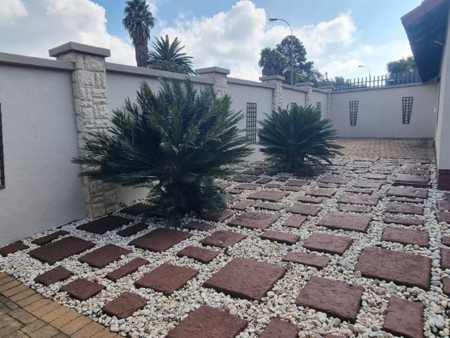 3 Bedroom House For Sale in Van Riebeeck Park