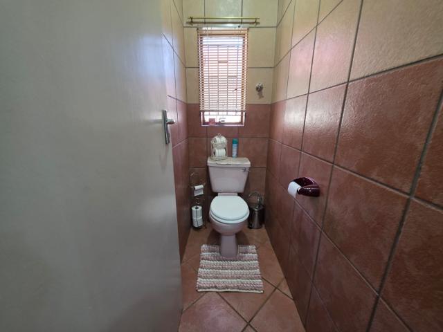 3 Bedroom House For Sale in Vanderbijlpark SE 2