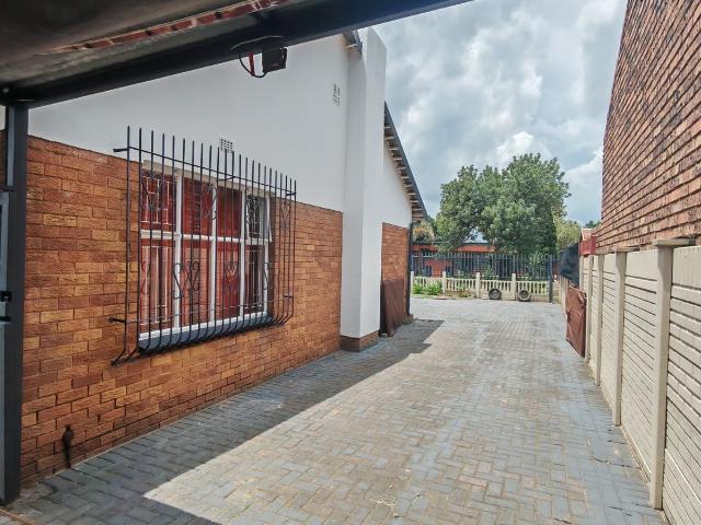 3 Bedroom House For Sale in Vanderbijlpark SE 6
