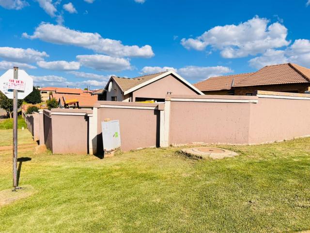 3 Bedroom House For Sale in Zakariyya Park