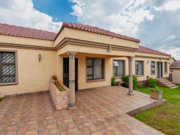 3 Bedroom House For Sale in Zakariyya Park