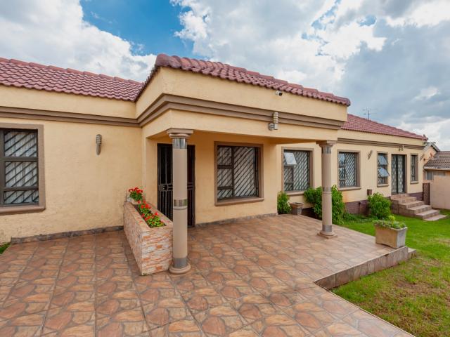 3 Bedroom House For Sale in Zakariyya Park