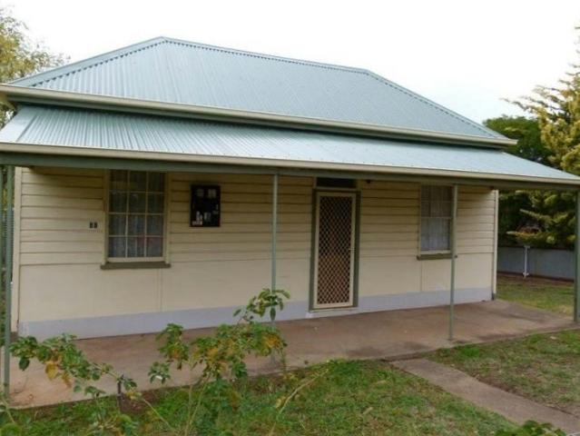 3 Bedroom House Forbes NSW 105943216