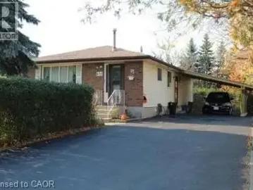 House to rent in Victoria Hills - Parking