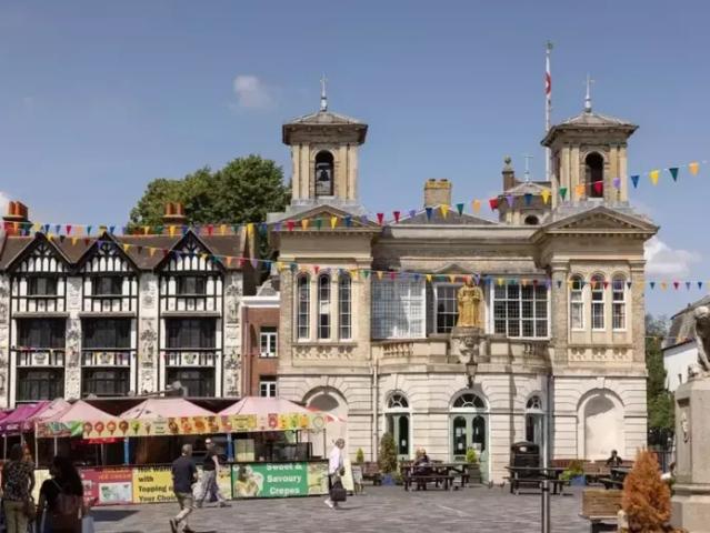 3 Bedroom House Kingston Upon Thames London LS102918200