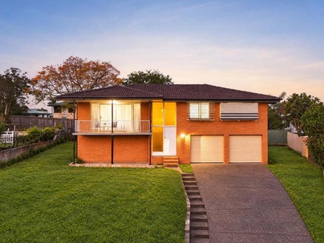 3 Bedroom House Holland Park West QLD 105626372