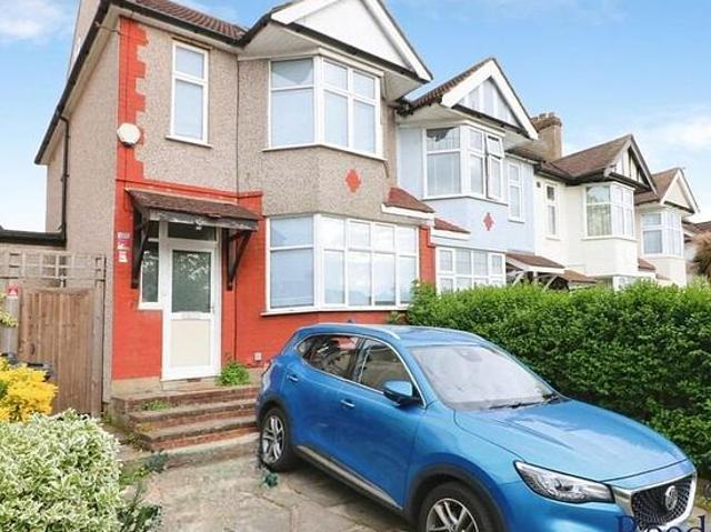 3 bedroom house in Chigwell