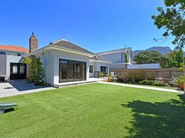 3 Bedroom House in Claremont
