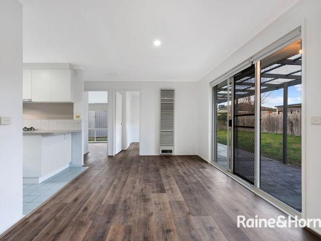 3 bedroom house in Cranbourne North with Solar Panel installed!