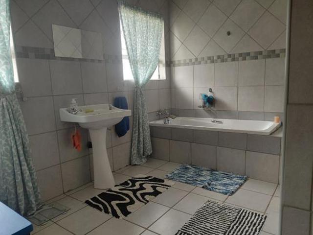 3 Bedroom House in Adamayview