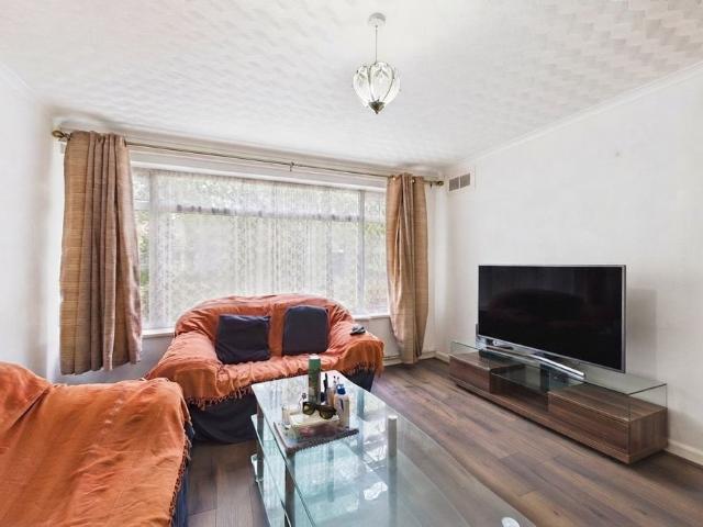 3 bedroom House in Aldwick Close, Farnborough