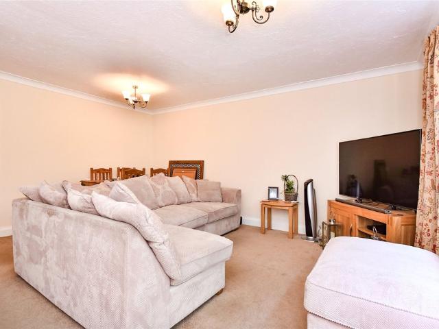 3 bedroom House in Bow Field, Hook