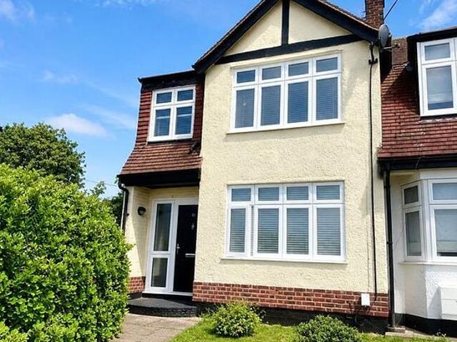 3 bedroom house in Bromley