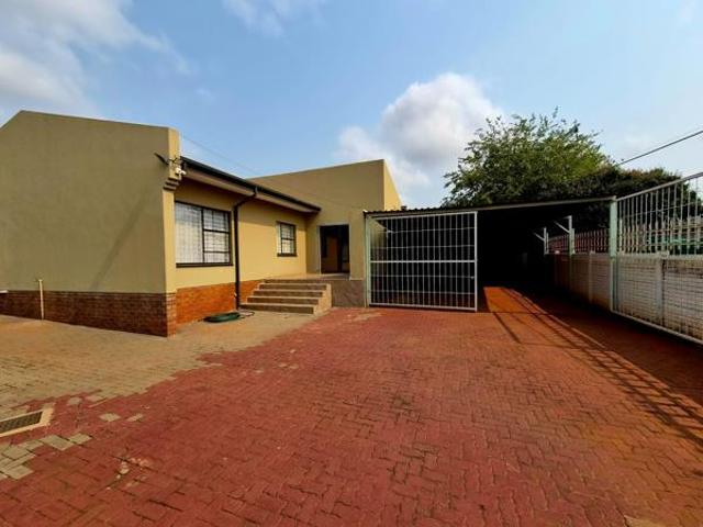 3 Bedroom House in Geelhoutpark