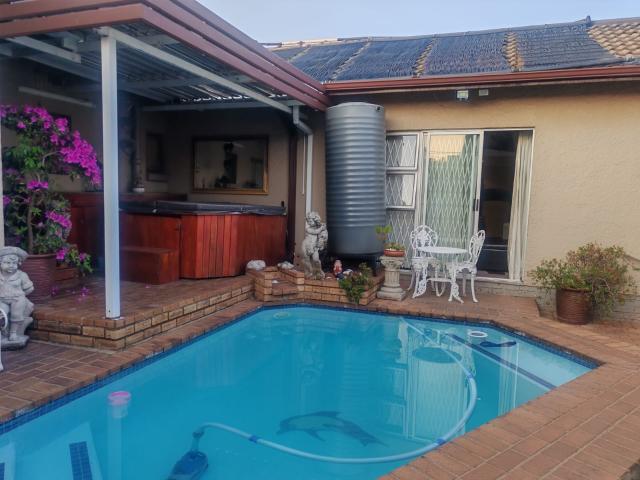 3 Bedroom House in Dawn View