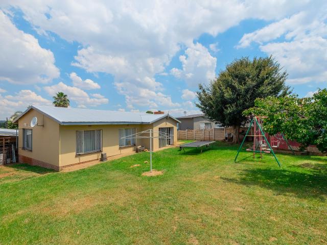 3 Bedroom House in Dan Pienaarville