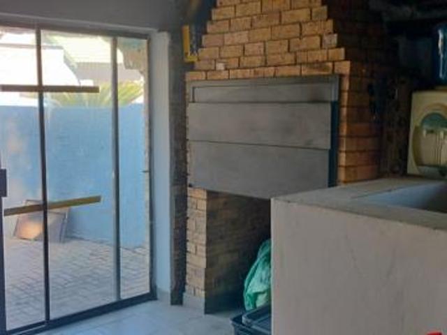 3 Bedroom House in Kanonkop