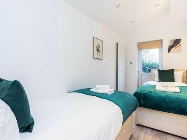 3 bedroom house in London