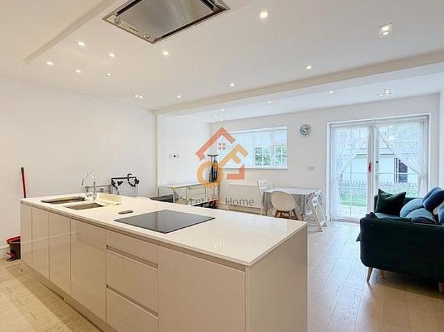 3 bedroom house in London