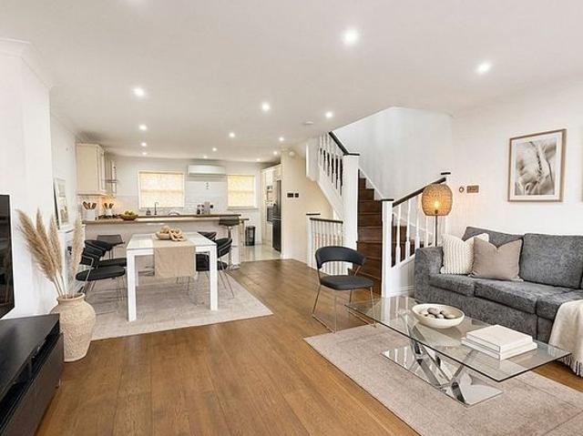 3 bedroom house in London