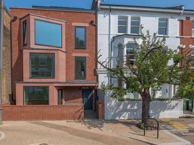 3 bedroom house in London