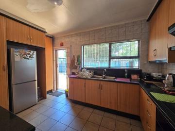 House to rent in Mackenzie Park