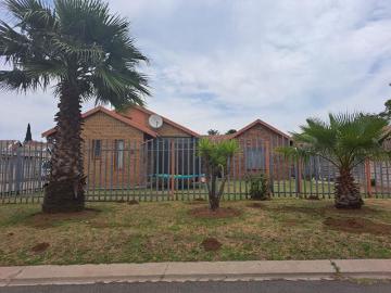 House to rent in Mackenzie Park