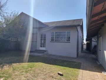 House to rent in Mackenzie Park