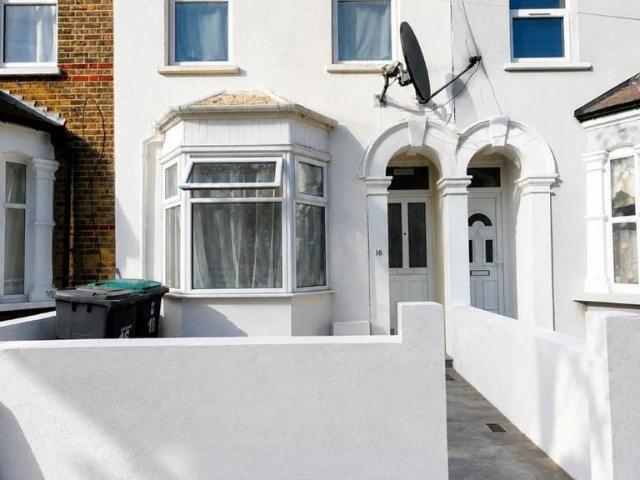 Station Crescent, London 3 bed terraced house to rent £2,475 pcm £571 pw